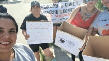 Integrantes del comedor piden alimentos para las cajas navideñas. Foto: gentileza