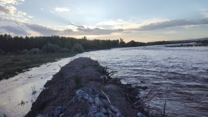 Por la crecida del río Colorado varios sectores de Rincón de Los Sauces quedaron bajo el agua