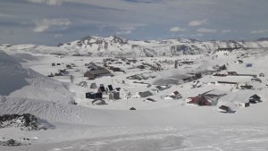 Así está Copahue, tapada por la nieve en primavera: las fotos y el relato del único poblador