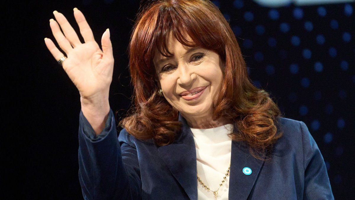 Cristina Kirchner, decidió suspender su viaje a Italia en medio de un escenario político complejo tras el balotaje. Foto Archivo