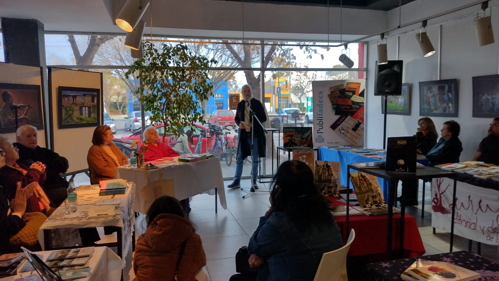 La ESTACIONARIA, feria de autores locales