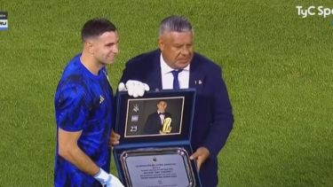 Emiliano " Dibu" Martínez, fue homenajeado en la previa del partido frente a Uruguay. Foto: captura Video