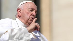 El Vaticano confirmó que las personas trans pueden ser bautizadas, pero pidió evitar el «escándalo»