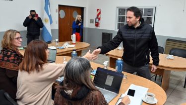 El ministro de Educación, Pablo Nuñez saluda a la titular de Unter, Silvana Inostroza. Foto Archivo.