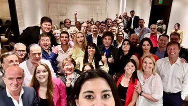 Milei se reunirá con sus legisladores electos, en medio de las dudas por la presidencia en Diputados