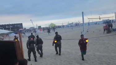 La policía de Río de Janeiro reprimió a los hinchas de Boca en Copacabana.