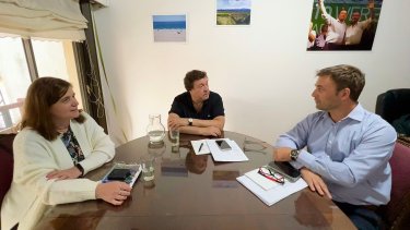 Weretilneck con Pérez Estevan, que seguirá como Fiscal de Estado, y Nancy Picó, que será la Contadora General. Foto Gentileza