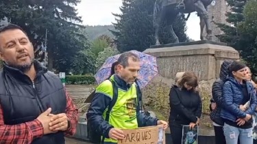 Lucas Sepúlveda hablando en el cierre de la marcha, junto a Federico Mercanti. (Captura Lácar Digital)