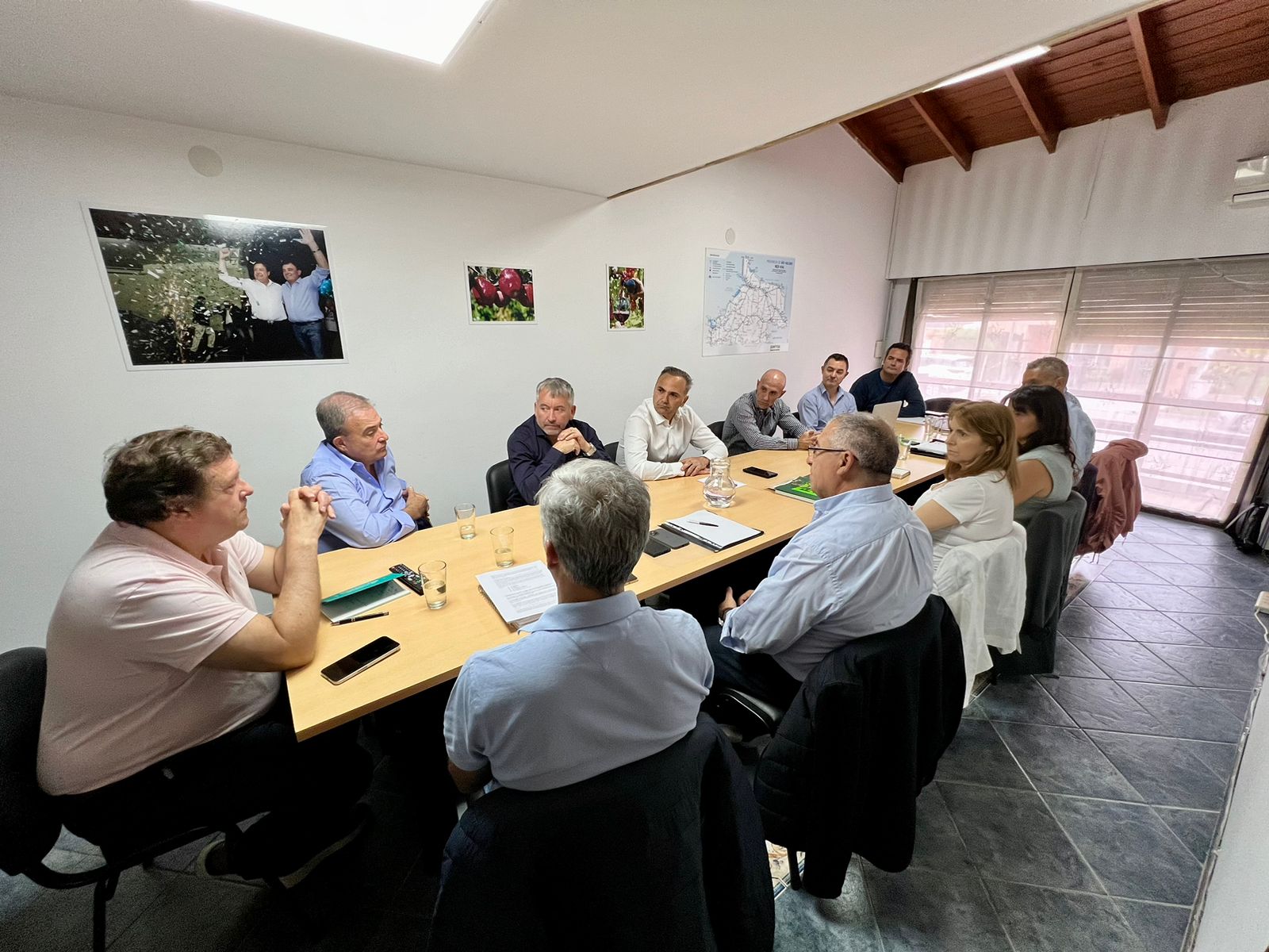 Weretilneck reunido este lunes en Viedma con los diez miembros de su futuro gabinete. Foto Gentileza