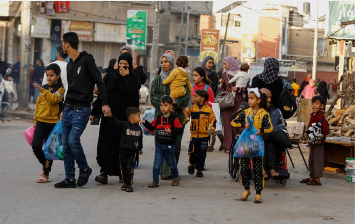 Palestinos caminando por una calle, al comienzo de la tregua temporal entre Hamás e Israel, en Jan Yunis, en el sur de la Franja de Gaza.Foto: REUTERS/Ibraheem Abu Mustafa