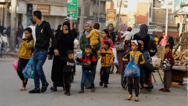 Palestinos caminando por una calle, al comienzo de la tregua temporal entre Hamás e Israel, en Jan Yunis, en el sur de la Franja de Gaza.Foto: REUTERS/Ibraheem Abu Mustafa