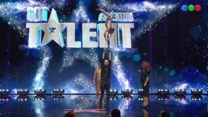 En Got Talent Argentina, Abel Pintos se colgó de la boca de una acróbata: «Me da miedo»