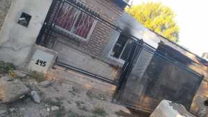 Sigue internado y custodiado el hombre que incendió la casa donde estaba su expareja en Regina