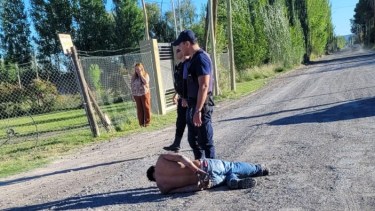 El agresor fue detenido a pocos metros de la vivienda de su expareja. No sólo la golpeó sino que también le prendió fuego a la casa mientras la mujer se encontraba en el interior. foto: gentileza.