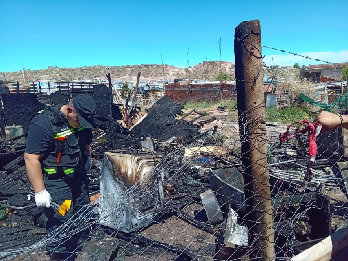 Voraz incendio consumió un merendero en el sector El Nido de Neuquén: "Necesitamos ayuda" 