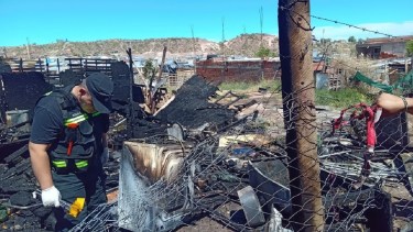 Voraz incendio consumió un merendero en el sector El Nido de Neuquén: "Necesitamos ayuda" 