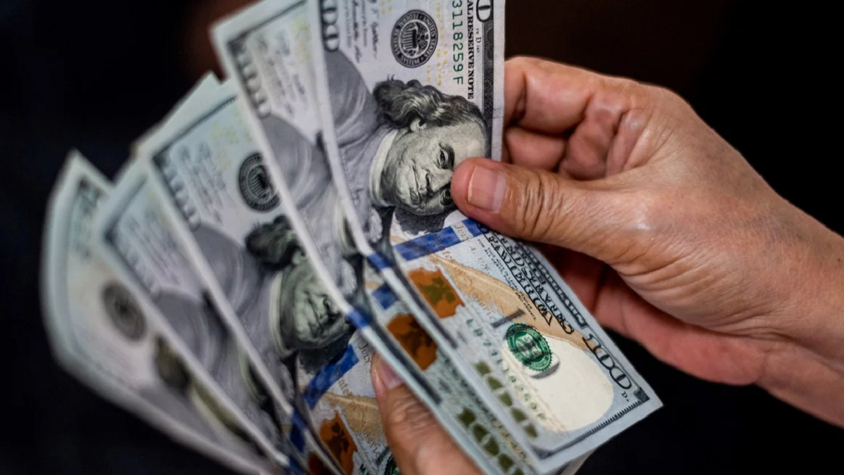 Dólar hoy: la cotización blue cayó por sexta jornada y quedó sobre los $900, a cuánto cotizó