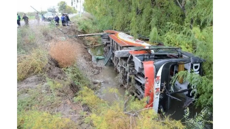 La unidad de la empresa KoKo cayó a un desagúe. Todos los pasajeros pudieron ser rescatados con vida aunque varios sufrieron distintos tipos de lesiones. foto: archivo.