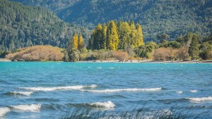 El pueblo con lago turquesa de la Patagonia que busca ser la perla de la Comarca Andina
