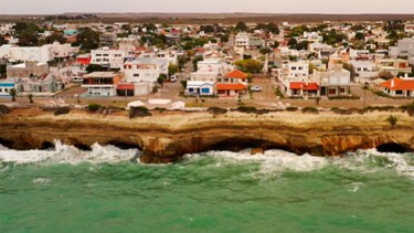 Marea extraordinaria en la tarde ayer en Las Grutas. Captura de video / Seba Leal.