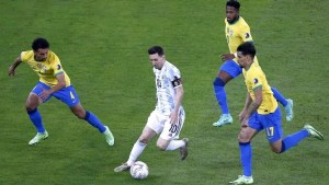 Argentina visita esta noche a Brasil por las Eliminatorias en el Maracaná: formaciones, hora y TV