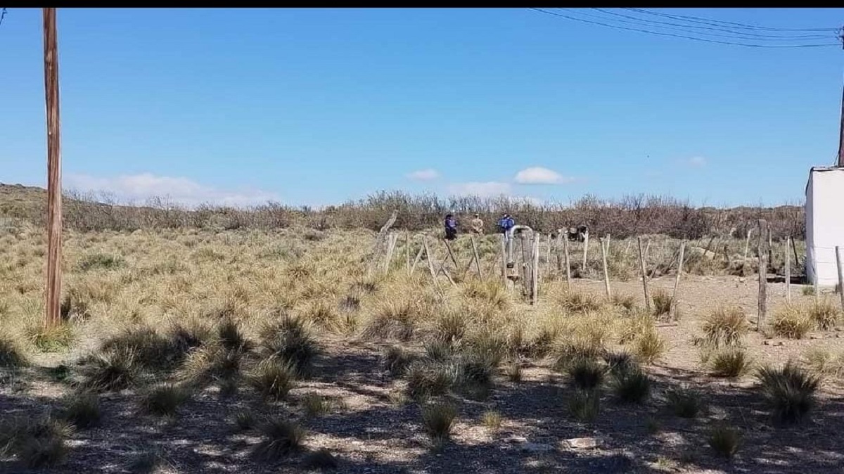 Un grupo de personas en el lugar donde fue hallado Pablo Córdoba. (Gentileza Fiscalía Federal)