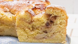 Rosca trenzada de manzanas con almendras, nueces y canela para la hora del mate