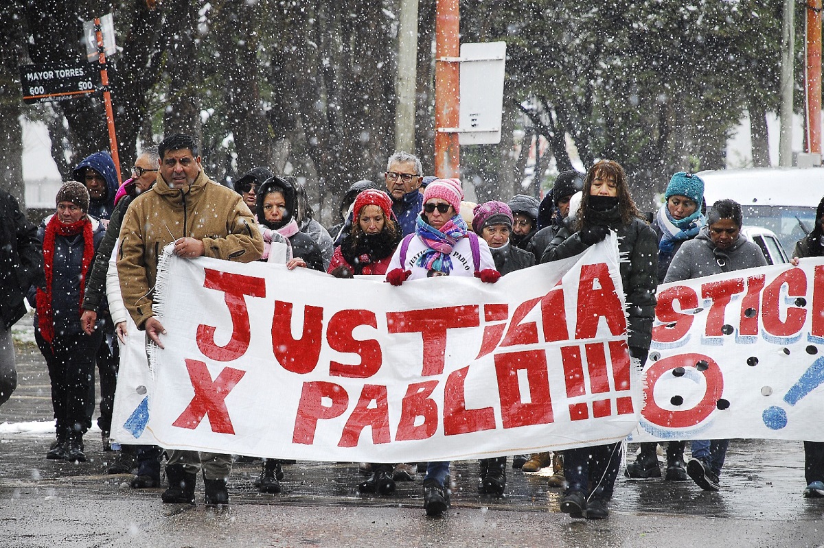 Bajo la nieve y con temperatura bajo cero, marcharon a cinco meses de la muerte de Pablo Córdoba. (Gentileza Darío Martínez)