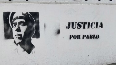 El reclamo por el soldado muerto llegó a las paredes del juzgado federal de Zapala. (Gentileza)