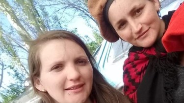 Marina Galdame junto a su hermana Marisa, víctima de femicidio en Allen. 