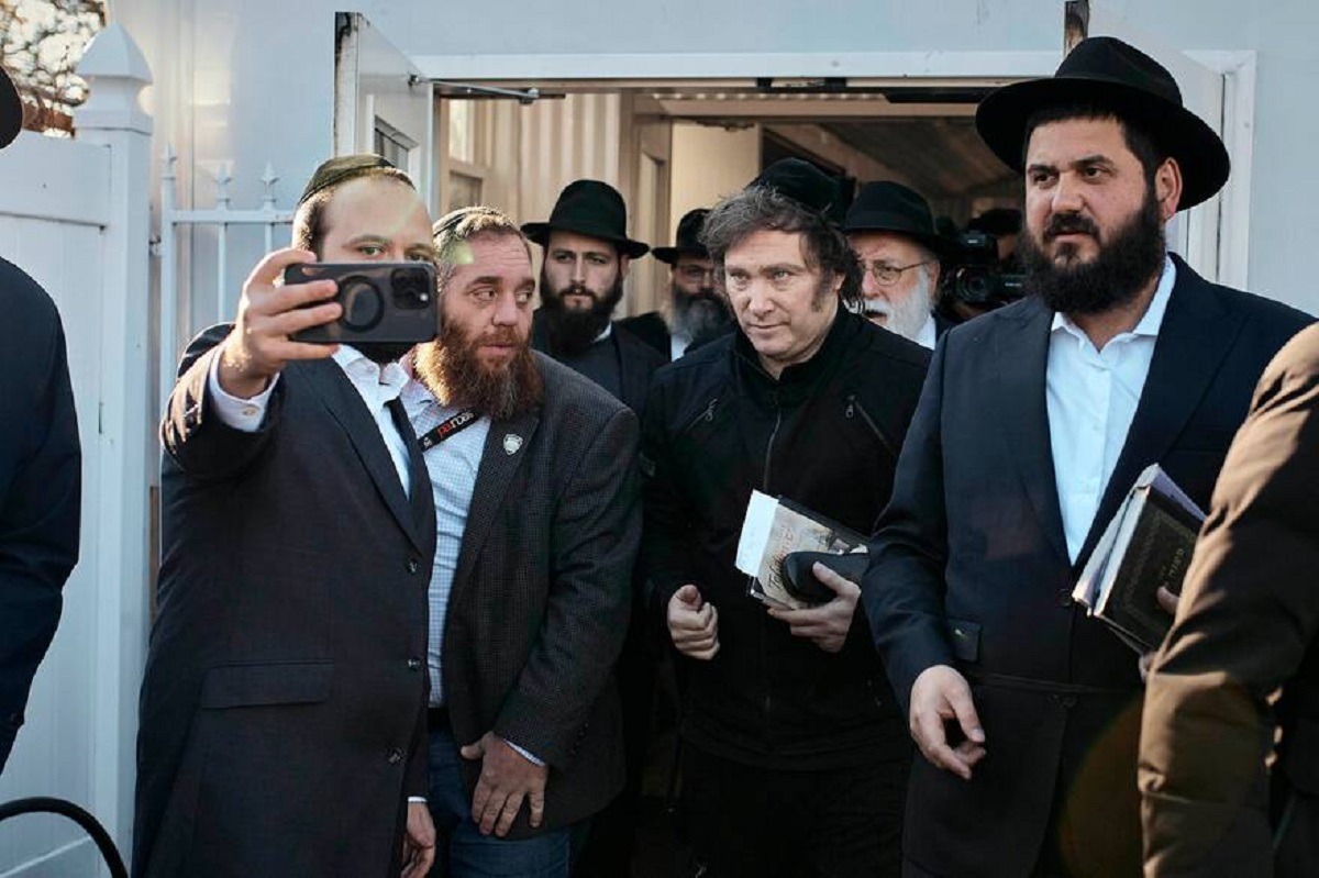 El presidente electo Javier Milei visitó la tumba del rabino Menachem Mendl Schneerson, conocido como el rebe de Lubavitch. Foto gentileza. 