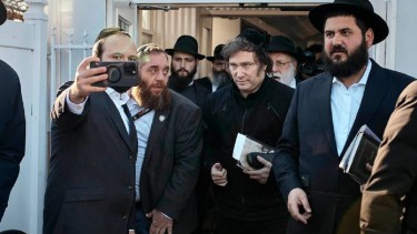 El presidente electo Javier Milei visitó la tumba del rabino Menachem Mendl Schneerson, conocido como el rebe de Lubavitch. Foto gentileza. 