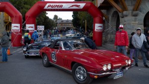 Así empezó las 1000 Millas Sport con más de 100 autos clásicos compitiendo en rutas patagónicas