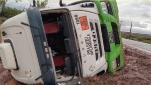 Volcó un camión petrolero con fluidos inflamables en la Ruta 7