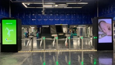 Los seis molinetes instalados en el subte de París.