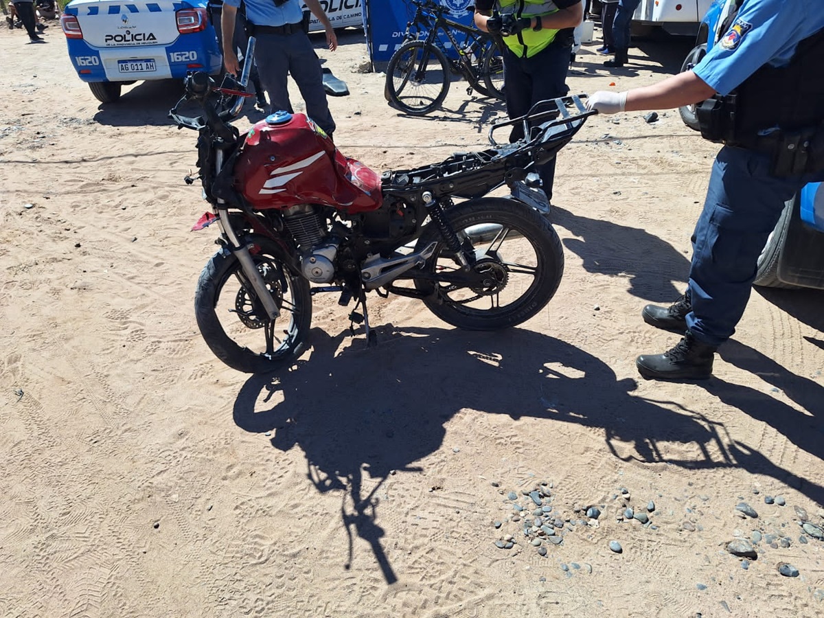 Murió un motociclista tras chocar con un colectivo en Neuquén: la víctima tenía 24 años 