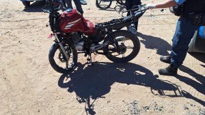 Murió un motociclista tras chocar con un colectivo en Neuquén: quién era la víctima