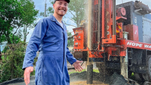 El youtuber estadounidense Mr. Beast construyó 100 pozos de agua en África, pero generó controversia