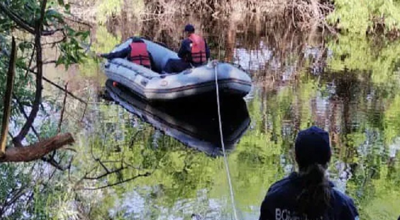 Personal de Bomberos Voluntarios de Choele Choel realizó los primeros rastrillajes en la laguna ubicada a unos 25 kilómetros al sur de Pomona. foto: gentileza hoy Valle Medio.
