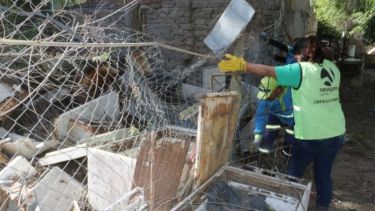 En barrio Villa Florencia había basura acumulada de hace 50 años. Foto: Municipio de Neuquén/  Silvina Cardell). 