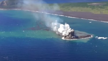 El islote apareció frente a  las costas japonesas. Foto: captura de video. 
