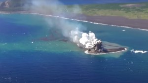 Impactante: registraron en directo el nacimiento de una isla en Japón