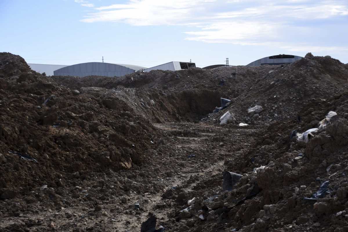 Los barros petroleros se acumularon sin tratamiento por toneladas en el predio de Comarsa del Parque Industrial (foto Matías Subat)
 