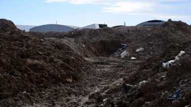 Los barros petroleros se acumularon sin tratamiento por toneladas en el predio de Comarsa del Parque Industrial (foto Matías Subat)
 