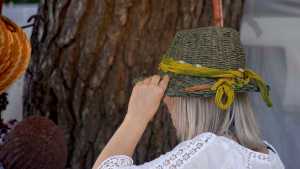 Vivir feriando, historias de vida detrás de los stands en el 30 Encuentro de Artesanos de Neuquén