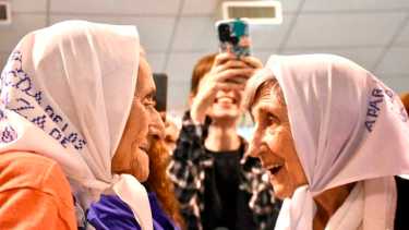 Inés Ragni y Lolín Rigoni se saludaron al término de la testimonial y siguieron la continuidad de las audiencias desde la primera fila (foto  Matías Subat)