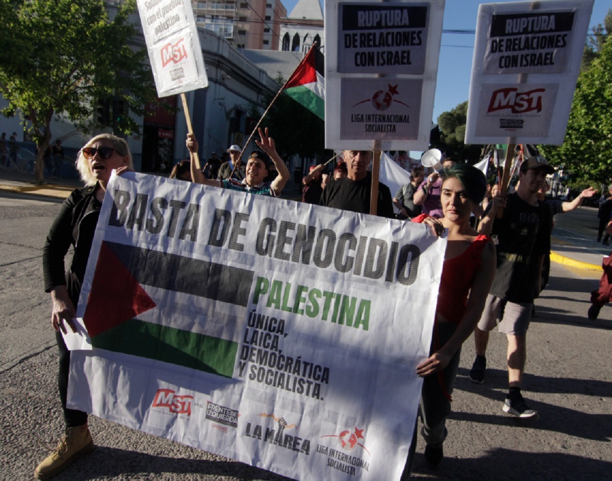 Bajo el lema "No es guerra, es genocidio" marcharon por Palestina en Neuquén 