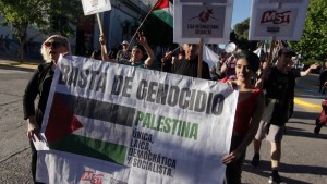 Bajo el lema «No es guerra, es genocidio» marcharon por Palestina en Neuquén