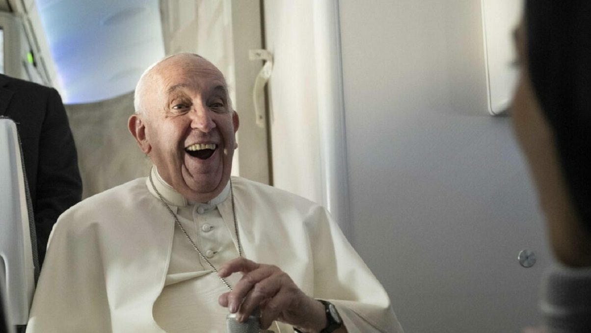 La irónica frase del papa Francisco sobre su estado de salud: "Como ven estoy vivo" 