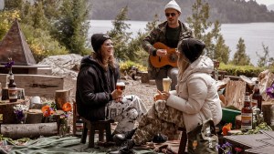 Bariloche: Tomás Fonzi, Manu Viale y Mica Lapegüe atraídos por la historia del Nahuelito